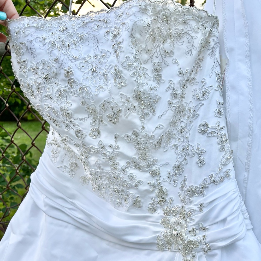 BNWT David’s Bridal Wedding Gown size 12-14
